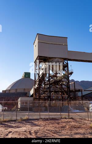 Impianto di carico di vagoni ferroviari e edifici di stoccaggio presso l'impianto di lavorazione di una miniera di potassio utilizzando un metodo di estrazione di soluzioni vicino a Moab, Utah. Foto Stock