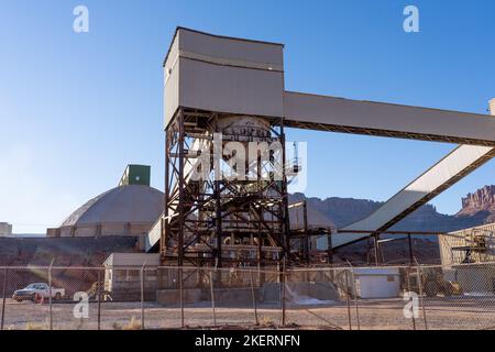 Impianto di carico di vagoni ferroviari e edifici di stoccaggio presso l'impianto di lavorazione di una miniera di potassio utilizzando un metodo di estrazione di soluzioni vicino a Moab, Utah. Foto Stock