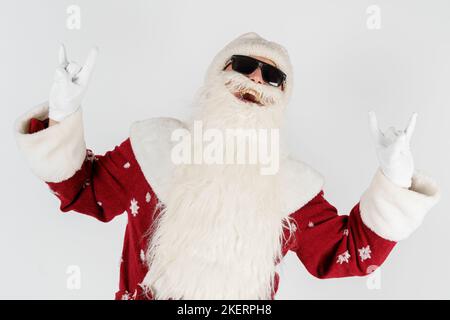 Natale e Capodanno concetto. Babbo Natale mostra un gesto sollevando due dita su due mani. Sfondo isolato. Foto Stock