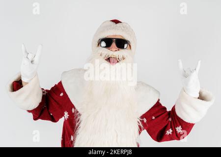 Natale e Capodanno concetto. Babbo Natale mostra un gesto sollevando due dita su due mani. Sfondo isolato. Foto Stock