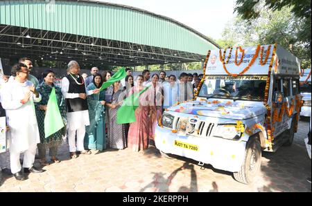 Jaipur, India. 14th Nov 2022. Jaipur, India, 14 novembre 2022: Il Ministro Capo del Rajasthan Ashok Gehlot sventola un raduno in occasione dell'anniversario della nascita del primo primo Ministro Jawahar Lal Nehru, celebrato come Giornata dei Bambini a Jaipur. Credit: Sumit Saraswat/Alamy Live News Foto Stock