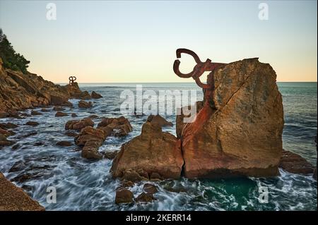 Sculture di Eduardo Chillida dette Peine del viento, Paseo del Peine del Viento, San Sebastian, Donostia, provincia di Guipuzcoa, Paesi Baschi, UE Foto Stock