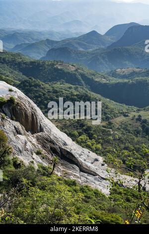 La Cascada Chica, o piccola cascata, è una formazione minerale di travertino a Hierve el Agua, vicino a Mitla, Messico. Foto Stock