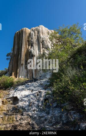 Cascada Grande o la formazione mineraria delle grandi cascate a Hierve el Agua, vicino a Mitla, Messico. Foto Stock