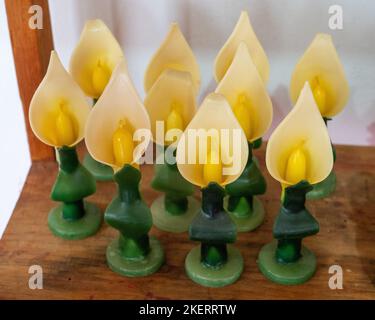 Candele fantasia a forma di gigli di calla fatte a mano in un laboratorio di produzione di candele a Teotitlan del Valle, Oaxaca, Messico. Foto Stock