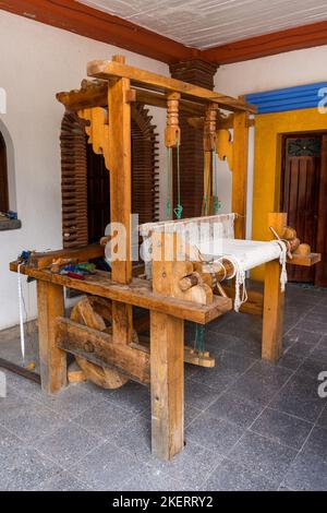 Un telaio di legno del piede del battistrada per fare i tappeti di lana nel centro di tessitura di Teotitlan del Valle, Oaxaca, Messico. Foto Stock