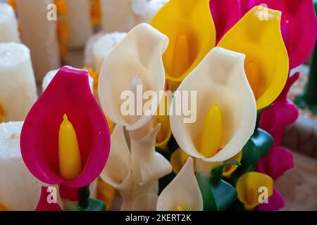 Candele fantasia a forma di gigli di calla fatte a mano in un laboratorio di produzione di candele a Teotitlan del Valle, Oaxaca, Messico. Foto Stock