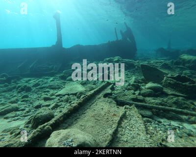 Nave da guerra sommersa della seconda guerra mondiale vicino a Falasarna/Phalasarna Antica città nell'isola di Creta, Grecia. Foto Stock