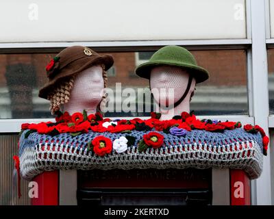 Decorazione ricordo su una cassetta postale, Kenilworth, Warwickshire, Inghilterra, Regno Unito Foto Stock