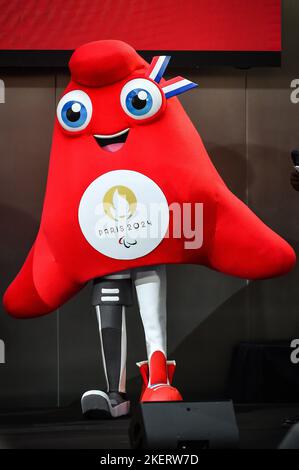 Illustrazione Mascot 'la Phryge Paralympique' durante la presentazione delle mascotte olimpiche di Parigi del 2024 il 14 novembre 2022 a Parigi, Francia - Foto Matthieu Mirville / DPPI Foto Stock