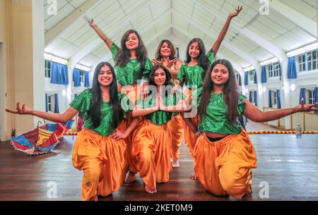 London UK Cheam 14 Nov 2022, Monali Mohite Selvaraj, attrice di Bollywood e insegnante di danza classica e Bollywood, cerimonia di laurea junior con ospite speciale il sindaco di Sutton Trish Fivey. Paul Quezada-Neiman/Alamy Live News Foto Stock