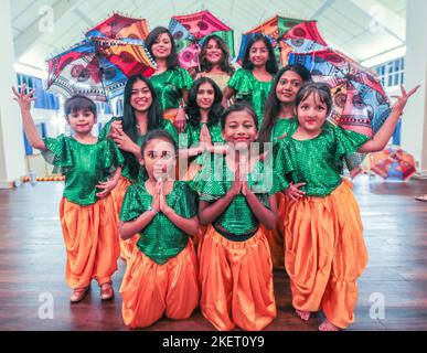 London UK Cheam 14 Nov 2022, Monali Mohite Selvaraj, attrice di Bollywood e insegnante di danza classica e Bollywood, cerimonia di laurea junior con ospite speciale il sindaco di Sutton Trish Fivey. Paul Quezada-Neiman/Alamy Live News Foto Stock