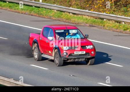 2007 Red MITSUBISHI L200 4WD SHR 4Life DCB 2477cc 5 Speed pick-up manuale camion, che emette fumo di scarico nero e particelle diesel da motore danneggiato che viaggia sull'autostrada M61 UK Foto Stock