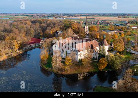 Il castello di Jaunpils fu costruito nel 1301 come fortezza dell'ordine di Livonia. Lettonia, vista aerea del drone Foto Stock