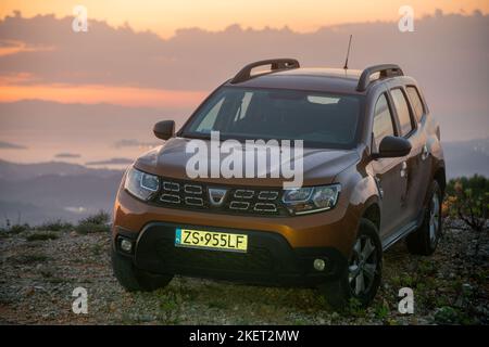 Dacia Duster SUV in un punto panoramico durante una bella alba Foto Stock