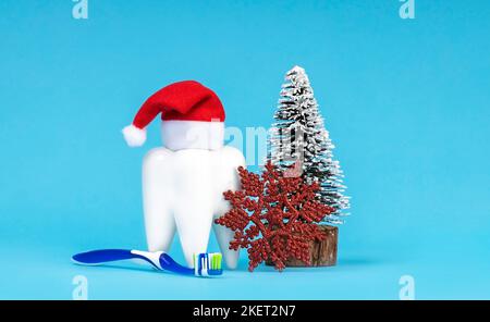 Dentista buon Natale e felice anno nuovo concetto su sfondo blu con Copy Space. Foto Stock