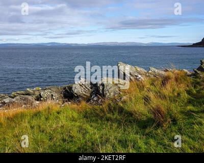 Paesaggio che guarda attraverso il Kilbrannan Sound dalla costa rocciosa a Lochranza, Isola di Arran, Scozia, Regno Unito. Foto Stock