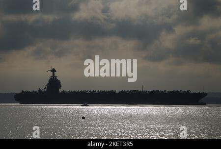 La USS Gerald R. Ford entra a Stokes Bay nel Solent, mentre la 'nave da guerra più grande del mondo' trascorrerà quattro giorni ancorati al largo della costa dell'Hampshire durante il suo primo dispiegamento. Data immagine: Lunedì 14 novembre 2022. Foto Stock