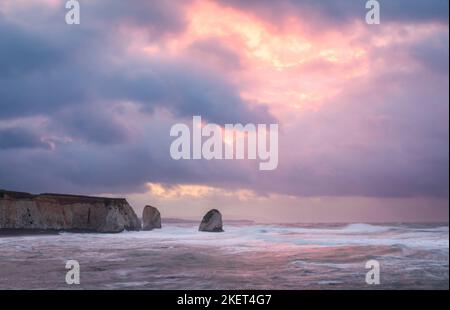 Tempesta alba di novembre a Freshwater Bay e Stag Rock Isola di Wight sud-est Inghilterra Foto Stock