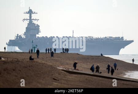 La USS Gerald R. Ford entra a Stokes Bay nel Solent, mentre la 'nave da guerra più grande del mondo' trascorrerà quattro giorni ancorati al largo della costa dell'Hampshire durante il suo primo impiego. Data immagine: Lunedì 14 novembre 2022. Foto Stock