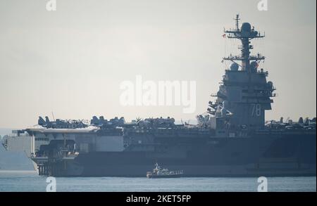 La USS Gerald R. Ford entra a Stokes Bay nel Solent, mentre la 'nave da guerra più grande del mondo' trascorrerà quattro giorni ancorati al largo della costa dell'Hampshire durante il suo primo impiego. Data immagine: Lunedì 14 novembre 2022. Foto Stock