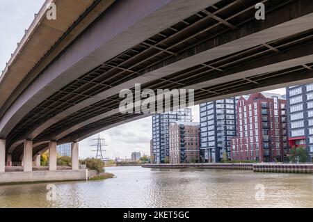 Il ponte di attraversamento Lea inferiore (a1020 m), cittadina di Canning, londra Foto Stock