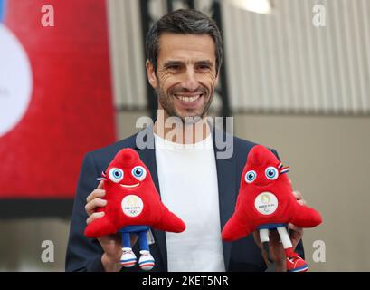 Saint Denis, Francia. 14th Nov 2022. Tony Estanguet, presidente di Parigi 2024, si pone con i Frigi, svelato come mascotte ufficiali dei Giochi Olimpici e Paralimpici di Parigi 2024 durante una conferenza stampa a Saint Denis, Francia, 14 novembre 2022. Credit: Gao Jing/Xinhua/Alamy Live News Foto Stock