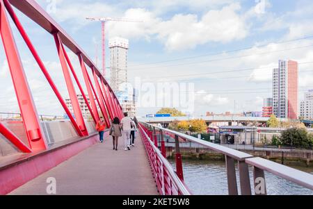 Pubblico singolo ponte pedonale sul fiume lea link est london City Island appartamento alloggio e uffici per la città di inscatolamento stazione dlr Foto Stock