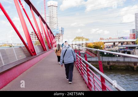 Pubblico singolo ponte pedonale sul fiume lea link est london City Island appartamento alloggio e uffici per la città di inscatolamento stazione dlr Foto Stock