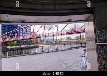 Pubblico singolo ponte pedonale sul fiume lea link est london City Island appartamento alloggio e uffici per la città di inscatolamento stazione dlr Foto Stock