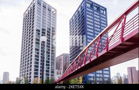 Pubblico singolo ponte pedonale sul fiume lea link est london City Island appartamento alloggio e uffici per la città di inscatolamento stazione dlr Foto Stock