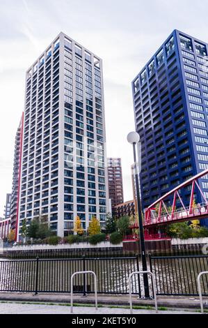 Pubblico singolo ponte pedonale sul fiume lea link est london City Island appartamento alloggio e uffici per la città di inscatolamento stazione dlr Foto Stock