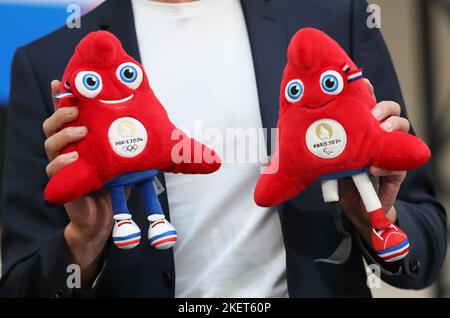 Saint Denis, Francia. 14th Nov 2022. Tony Estanguet, presidente di Parigi 2024, si pone con i Frigi, svelato come mascotte ufficiali dei Giochi Olimpici e Paralimpici di Parigi 2024 durante una conferenza stampa a Saint Denis, Francia, 14 novembre 2022. Credit: Gao Jing/Xinhua/Alamy Live News Foto Stock