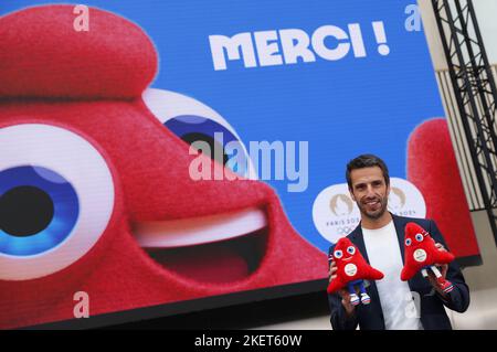 Saint Denis, Francia. 14th Nov 2022. Tony Estanguet, presidente di Parigi 2024, si pone con i Frigi, svelato come mascotte ufficiali dei Giochi Olimpici e Paralimpici di Parigi 2024 durante una conferenza stampa a Saint Denis, Francia, 14 novembre 2022. Credit: Gao Jing/Xinhua/Alamy Live News Foto Stock