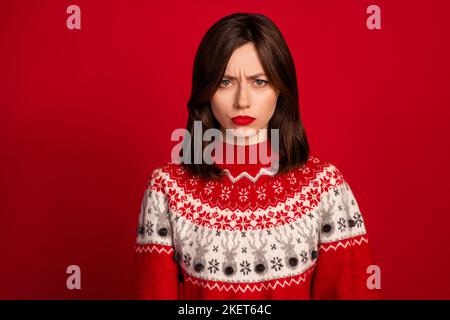 Foto di infelice offesa splendida ragazza con capelli dritti indossare maglione rosso cupo stare labbra buzzate isolato su sfondo di colore rosso Foto Stock