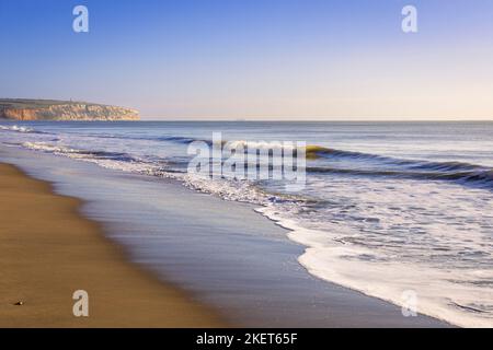 Mattina calma dopo la tempesta alta marea Sandown Beach Isola di Wight sud-est Inghilterra Foto Stock
