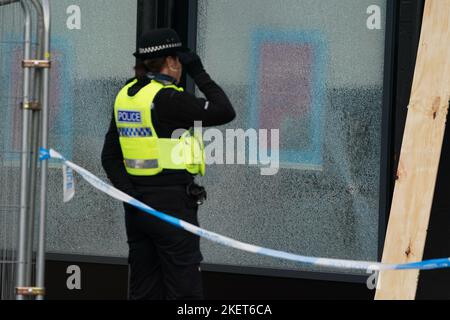 Gli operai riparano le finestre della filiale di Barclays Clyde Place Quay a Glasgow, dopo che sono stati rotti dai membri della Extinction Rebellion Scotland mentre chiedono che Barclays tagli i suoi legami con le aziende di combustibili fossili. La protesta fa parte della campagna di Extinction Rebellion e Money Rebellion, che nel Regno Unito è Better Without Barclays. Data immagine: Lunedì 14 novembre 2022. Foto Stock