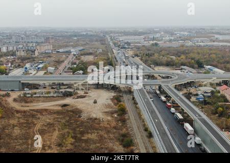 Bucarest, Romania - 7 novembre 2022: Vista aerea di un cavalcavia a Domnesti, sulla circonvallazione di Bucarest, giorni prima dell'apertura. Foto Stock