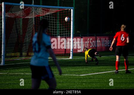 Ffione Price of Cardiff City segna i suoi lati secondo goalCyncoed contro Cardiff City nella Orchard Welsh Premier Women's League all'USW Sports Park il 6 Foto Stock