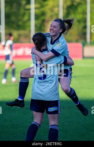 Ffione Price di Cardiff City festeggia il suo secondo goalCyncoed contro Cardiff City nella Orchard Welsh Premier Women's League alla USW Sports P Foto Stock