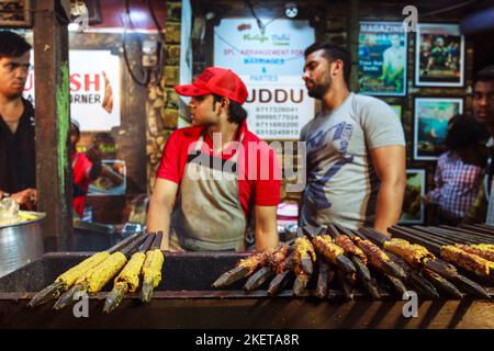 Delhi, India : Cooks in una stalla di Kebab vicino alla moschea di Jamaa Masjid nella vecchia Delhi. Foto Stock