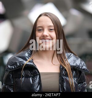 Madrid, Spagna. 14th Nov 2022. L'attrice Carla Quilez posa durante una sessione di ritratto a Plaza de los Cubos, Madrid. Credit: SOPA Images Limited/Alamy Live News Foto Stock