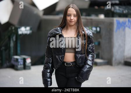 L'attrice Carla Quilez posa durante una sessione di ritratto a Plaza de los Cubos, Madrid. (Foto di Atilano Garcia / SOPA Images/Sipa USA) Foto Stock