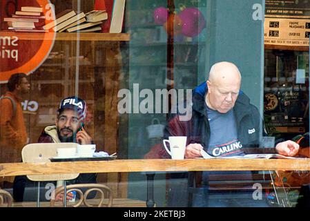 Glasgow, Scozia, Regno Unito 14th novembre 2022. Lo shopping del Black Friday ha cominciato ad apparire sulla strada principale, mentre la gente del posto ama un caffè speciale. I bevitori della caffetteria all'ora di pranzo. Credit Gerard Ferry/Alamy Live News Foto Stock