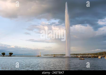 Famoso getto d'acqua potente sul Lago di Ginevra, Svizzera Foto Stock