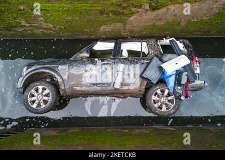 Fornace Parade, Tipton, 14 novembre 2022. Una Land Rover Discovery e' stata schiantata e abbandonata all'interno di una chiusa del canale a Tipton lunedì mattina. Non ci sono state ferite riportate e la vettura dovrebbe essere rimossa martedì. Il Canal and River Trust ha scritto su Twitter: "La chiusa n° 3 della New Main Line Canal a Tipton è chiusa perché un'auto è nella serratura. Stiamo lavorando ad un piano per rimuovere il tutto il prima possibile. Non ci sono ancora segni di inquinamento, ma continueremo a monitorare”. Fig. Per: Interrompi stampa Media/ Alamy Live News Foto Stock