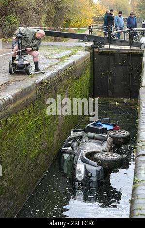 Fornace Parade, Tipton, 14 novembre 2022. Una Land Rover Discovery e' stata schiantata e abbandonata all'interno di una chiusa del canale a Tipton lunedì mattina. Non ci sono state ferite riportate e la vettura dovrebbe essere rimossa martedì. Il Canal and River Trust ha scritto su Twitter: "La chiusa n° 3 della New Main Line Canal a Tipton è chiusa perché un'auto è nella serratura. Stiamo lavorando ad un piano per rimuovere il tutto il prima possibile. Non ci sono ancora segni di inquinamento, ma continueremo a monitorare”. Fig. Per: Interrompi stampa Media/ Alamy Live News Foto Stock