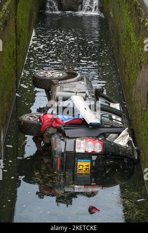 Fornace Parade, Tipton, 14 novembre 2022. Una Land Rover Discovery e' stata schiantata e abbandonata all'interno di una chiusa del canale a Tipton lunedì mattina. Non ci sono state ferite riportate e la vettura dovrebbe essere rimossa martedì. Il Canal and River Trust ha scritto su Twitter: "La chiusa n° 3 della New Main Line Canal a Tipton è chiusa perché un'auto è nella serratura. Stiamo lavorando ad un piano per rimuovere il tutto il prima possibile. Non ci sono ancora segni di inquinamento, ma continueremo a monitorare”. Fig. Per: Interrompi stampa Media/ Alamy Live News Foto Stock