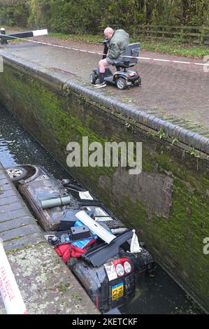 Fornace Parade, Tipton, 14 novembre 2022. Una Land Rover Discovery e' stata schiantata e abbandonata all'interno di una chiusa del canale a Tipton lunedì mattina. Non ci sono state ferite riportate e la vettura dovrebbe essere rimossa martedì. Il Canal and River Trust ha scritto su Twitter: "La chiusa n° 3 della New Main Line Canal a Tipton è chiusa perché un'auto è nella serratura. Stiamo lavorando ad un piano per rimuovere il tutto il prima possibile. Non ci sono ancora segni di inquinamento, ma continueremo a monitorare”. Fig. Per: Interrompi stampa Media/ Alamy Live News Foto Stock