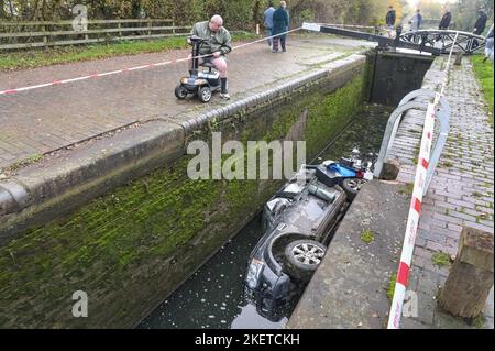 Fornace Parade, Tipton, 14 novembre 2022. Una Land Rover Discovery e' stata schiantata e abbandonata all'interno di una chiusa del canale a Tipton lunedì mattina. Non ci sono state ferite riportate e la vettura dovrebbe essere rimossa martedì. Il Canal and River Trust ha scritto su Twitter: "La chiusa n° 3 della New Main Line Canal a Tipton è chiusa perché un'auto è nella serratura. Stiamo lavorando ad un piano per rimuovere il tutto il prima possibile. Non ci sono ancora segni di inquinamento, ma continueremo a monitorare”. Fig. Per: Interrompi stampa Media/ Alamy Live News Foto Stock